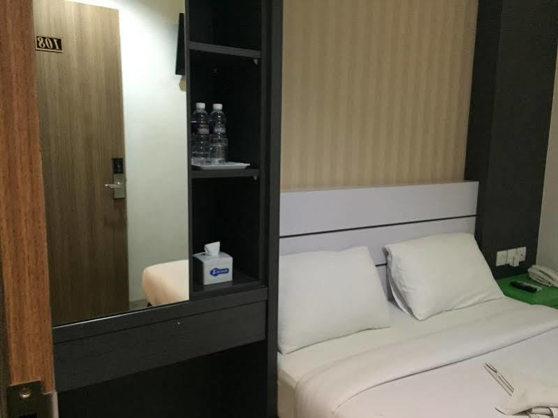 Redlink Hotel Batam Екстер'єр фото