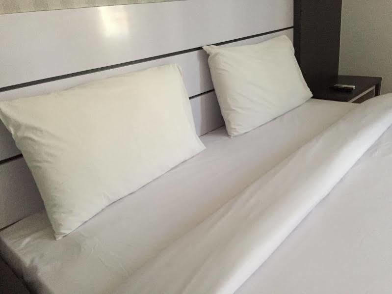 Redlink Hotel Batam Екстер'єр фото